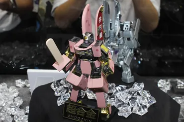 硬くて冷たい゛という共通点を持った人気アイテムが合体!アイスが鎧武者に変形する「超合金あずきバーロボ」登場!【東京おもちゃショー】